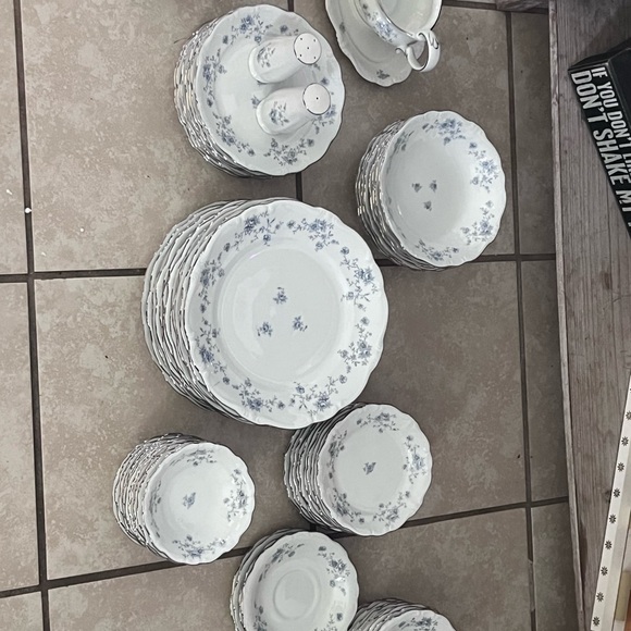 Elegant Floral Dinnerware Set - Picture 4 of 8